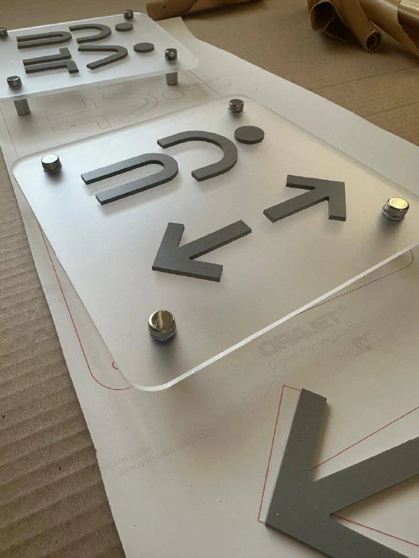 لافتة من الزجاج الأكريلي